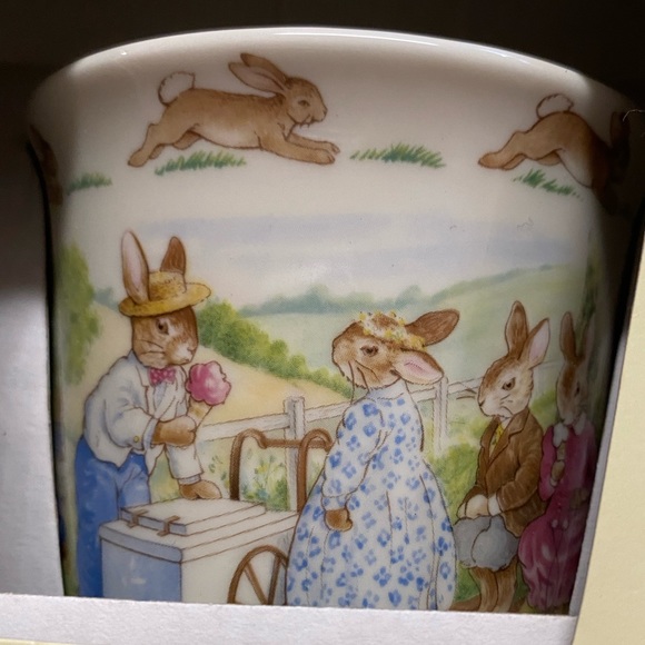 Vintage Royal Doulton Bunnykins 3 piece set of Bone China box. - Picture 8 of 8